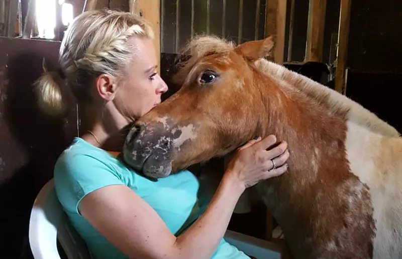 Sonja Blatton mit einem Pony im Stall